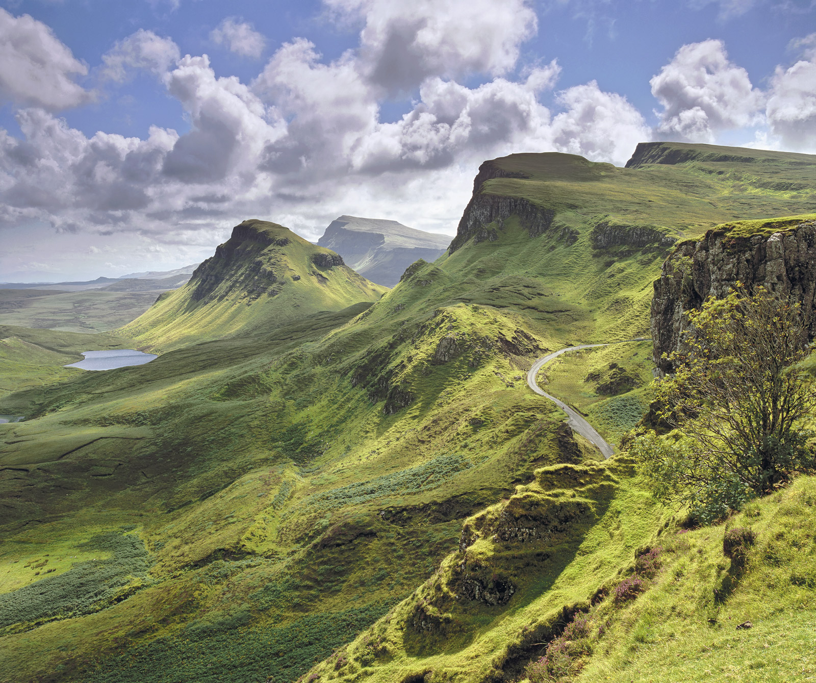 Scotland ireland. Остров Скай Шотландия. Quiraing Valley, Skye Island, Шотландия деревня. Куиранг остров Скай. Зеленые холмы Ирландии.